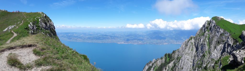 Depuis le Grammont vue sur le plateau Vaudois et Fribourgeois puis le lac Léman, premier plan ville de Vevey