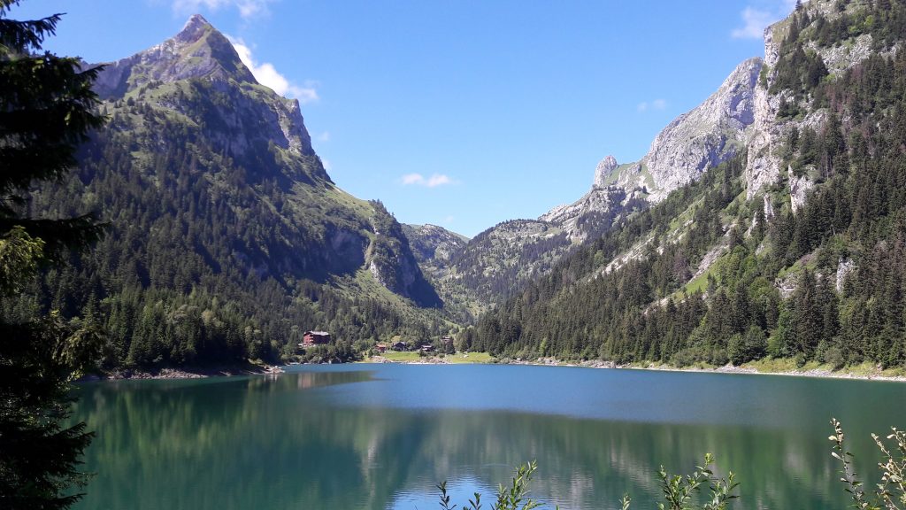 Vue sur le lac Taney et ses auberges